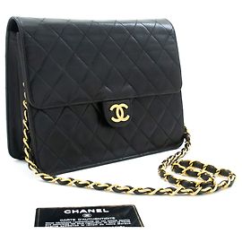 Borsa a tracolla piccola catena CHANEL Pochette in pelle di agnello trapuntata nera