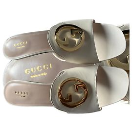 Sandales Gucci Blondie blanches en fourrure talon 65 cm