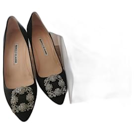 Décolleté Manolo Blahnik Hangisi Haiteur in raso nero 90