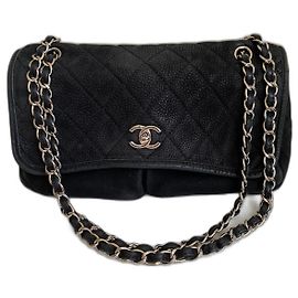 Chanel Timeless Classic sac à rabat en cuir noir