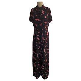 Vestido Diane Von Furstenberg de seda negro con estampado de bocas