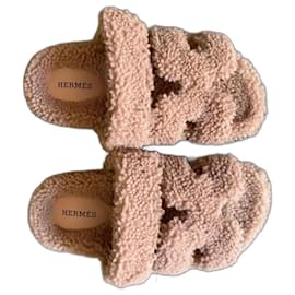 Sandali Hermès Chypre in pelliccia di pecora rosa