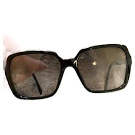 Gafas de sol Chanel negras y doradas