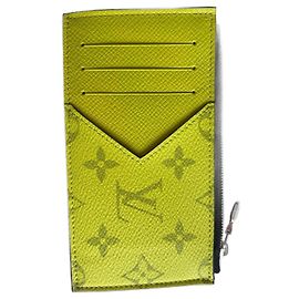 Tarjetero Louis Vuitton de piel amarillo