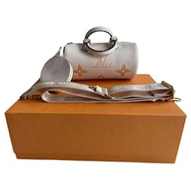 Louis Vuitton Papillon BB a bordo piscina