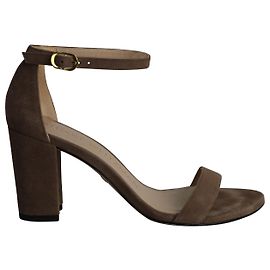 Sandali minimalisti con tacco alto Stuart Weitzman in camoscio marrone