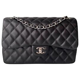 Chanel Jumbo Flap Bag in pelle di agnello trapuntata nera