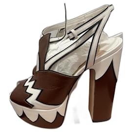 Miu Miu Sandalen mit Absatz Leder beige mehrfarbig