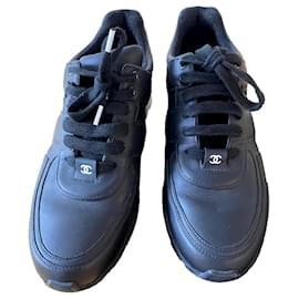 Sneakers Chanel in pelle nera