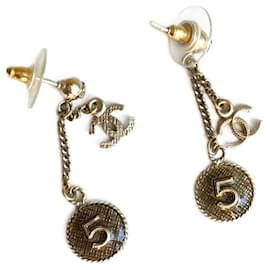 Orecchini pendenti Chanel in oro spazzolato con ciondoli