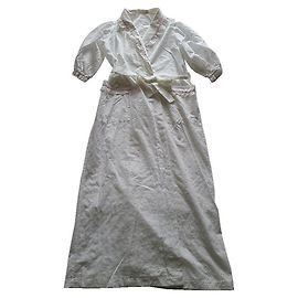 Autre Marque *** Bata de descanso bordada con ojales blancos