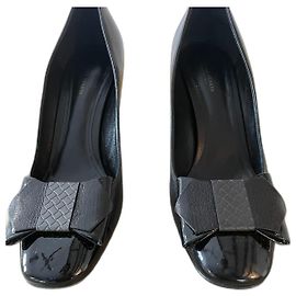 Sapatos de salto Bottega Veneta em couro preto tamanho 40