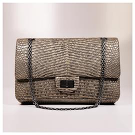 Incredibile borsa Chanel in lucertola naturale con patta foderata Jumbo