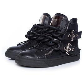 Giuseppe Zanotti, Sneakers alte in pelle con catena foderata nera.