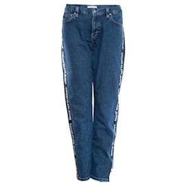 Calvin Klein, Vaqueros azules con ribete con logo.