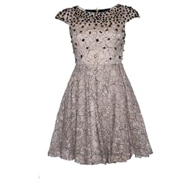 Alice + Olivia Alicia + Olivia, vestido de encaje beige con piedras negras
