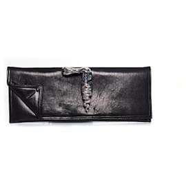 Autre Marque Maison Du Posh, Knöchelring-Clutch aus Leder in Schwarz.