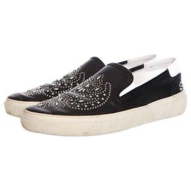 SAINT LAURENT, sneakers slip on in pelle con borchie.