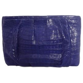 Autre Marque Nancy González, Clutch de piel de cocodrilo suave en azul cobalto.