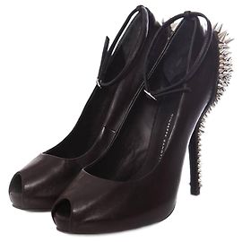 Giuseppe Zanotti, Peeptoe-Plateaupumps aus schwarzem Leder mit silbernen Nieten an der Ferse und Riemchen um den Knöchel 39.
