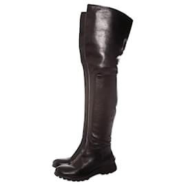 Prada, stivali lunghi in pelle nera.