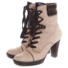 TOD'S, stivali in pizzo con plateau in pelle scamosciata color sabbia.