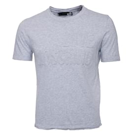 amor moschino, Camiseta gris con texto en relieve.