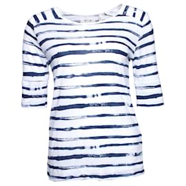 Autre Marque vaqueros MIH, camiseta blanca con rayas de pintura azul.