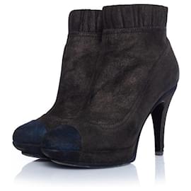 Chanel, botas de ante marrón