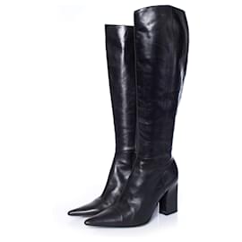 Michel Perry, Schwarze Lederstiefel mit spitzer Spitze.