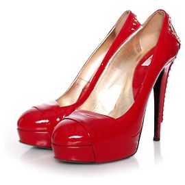 VERSACE Jeans Couture, Plateaupumps aus rotem Lackleder mit goldenen Nieten 39.