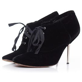 LANVIN, botines de terciopelo con tacón de metal.