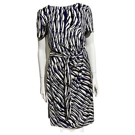 Diane Von Furstenberg Vestido cruzado simulado de seda con estampado de ondas abstractas Zoe de DvF