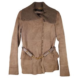 Hermoso abrigo de gamuza Gucci con cinturón.