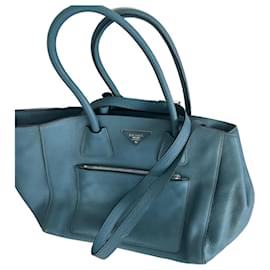 Prada Handtasche aus Leder Hellblau