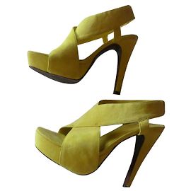 Sandali incrociati Diane Von Furstenberg in camoscio giallo