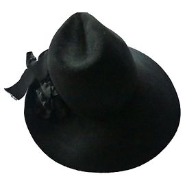 Cappello asimmetrico Gucci in pelliccia di coniglio nero