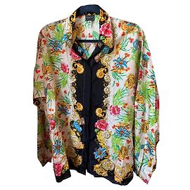 Dies ist ein Vintage-Seidenhemd von Gianni Versace, das von einer Frau oder einem Mann getragen werden kann.