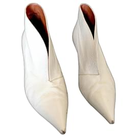 Botas Céline Vintage Creme de piel brillante con abertura delante y tacón gatito