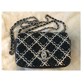 Borsa CHANEL mini con patta in pelle intrecciata verniciata nera