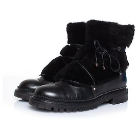 Jimmy Choo, Schnürstiefel aus Leder mit Pelzverzierung