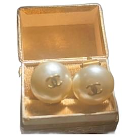 Perle firmate 2Chanel's C