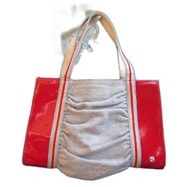 Karine Arabian Handtasche aus rotem Lackleder und grauem Jersey