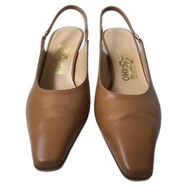 Salvatore Ferragamo Sandaletten aus Leder Beige mit Knöchelriemen