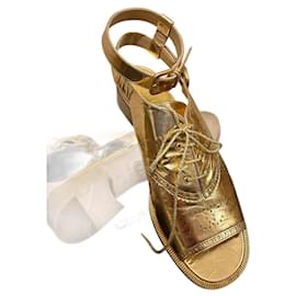 Sandali Chanel in pelle dorati