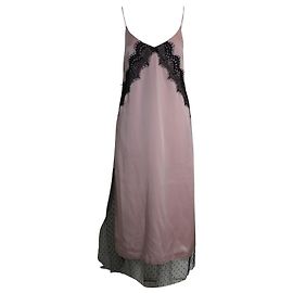 Vestido midi con ribetes de encaje de satén rosa de Red Valentino