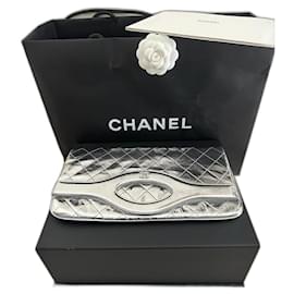 Bolsa com aba metálica Chanel