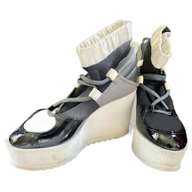 Stivali con zeppa e plateau Chanel nero bianco grigio