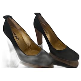 Chanel Pumps aus schwarzem Wildleder