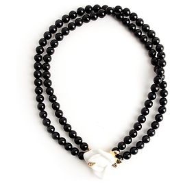 Collana Kenneth Jay Lane di Perle Nere con Chiusura a Fiore Bianco